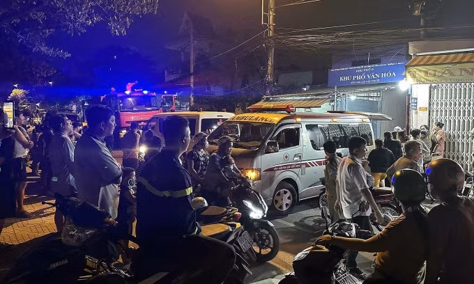 Đông người dân tập trung trước hẻm dẫn vào căn nhà, tối 21/11. Ảnh: Nguyễn Điệp