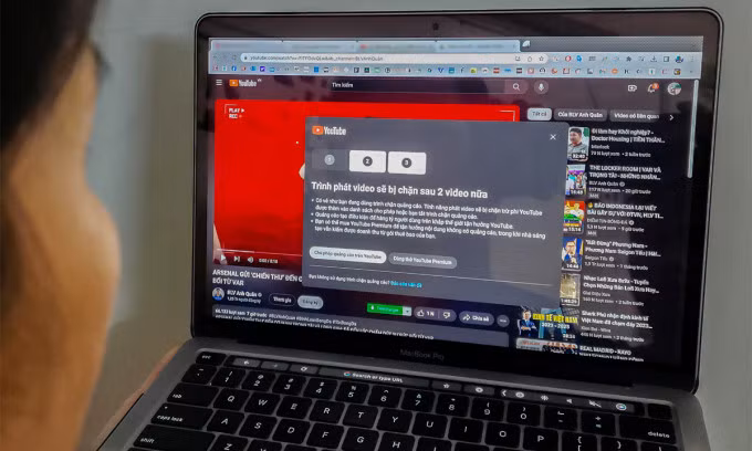 Thông báo của YouTube về giới hạn xem video do cài đặt trình chặn quảng cáo. Ảnh: Bảo Lâm