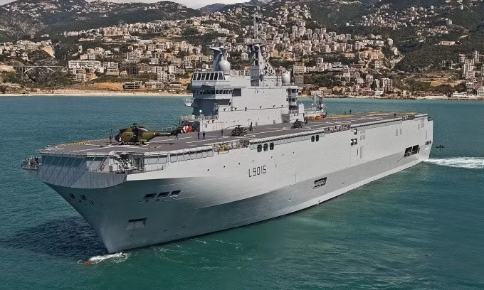 Tàu sân bay trực thăng Dixmude tại vịnh Jounieh, Lebanon, năm 2012. Ảnh: Marine Nationale