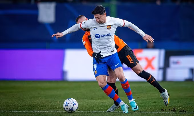 Lewandowski bị Oleksandr Zubkov kèm sát trong một tình huống đi bóng ở trận đấu trên sân Volkspark ngày 7/11. Ảnh: FC Barcelona
