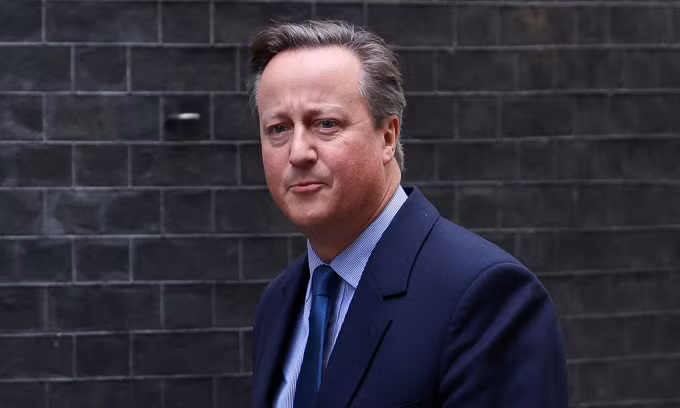 Ông David Cameron bên ngoài văn phòng số 10 phố Downing ở thủ đô London hôm 13/11. Ảnh: Reuters