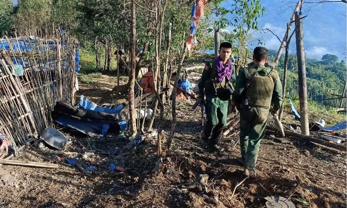 Các tay súng MNDAA tại một căn cứ quân đội ở bang Shan hôm 28/10. Ảnh: AFP