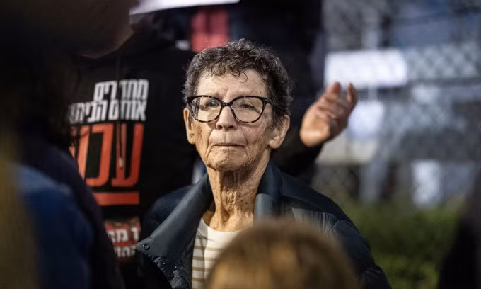 Bà Lifshitz biểu tình trước trụ sở Bộ Quốc phòng Israel ở Tel Aviv ngày 28/11. Ảnh: AFP
