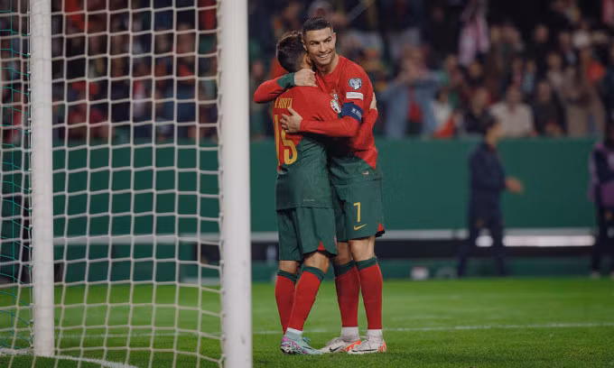 Ronaldo chia vui với Ricardo Horta sau khi tiền vệ này ấn định chiến thắng 2-0 cho Bồ Đào Nha. Ảnh: Imago