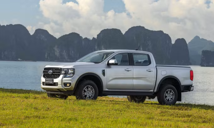 Một mẫu Ranger lăn bánh tại Quảng Ninh. Ảnh: FVN