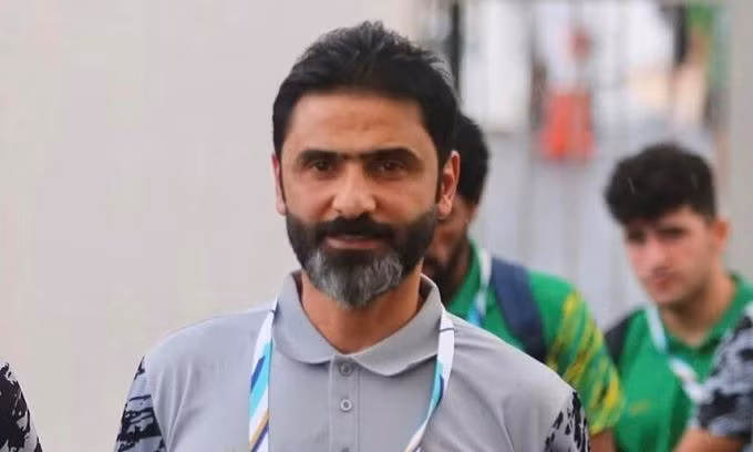 HLV người Iraq Ahmed Salah cùng CLB Al-Shorta tới Arab Saudi gặp Al Nassr tại bán kết Arab Cup Champions Cup ngày 8/8/2023. Ảnh: NABD
