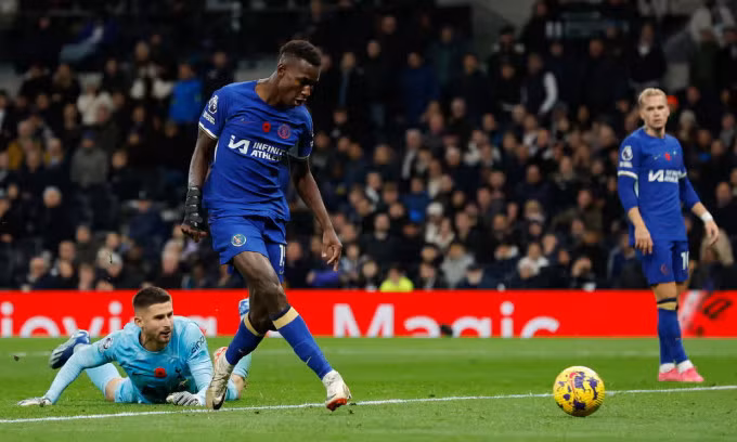 Tiền đạo Nicolas Jackson đệm vào lưới ghi bàn ấn định thắng lợi 4-1 cho Chelsea. Ảnh: Guardian