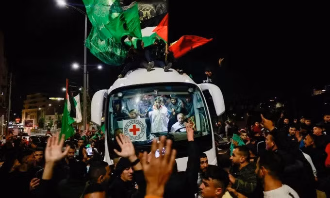 Các tù nhân Palestine bên trong một chiếc xe sau khi rời nhà tù quân sự Ofer của Israel ngày 26/11. Ảnh: Reuters