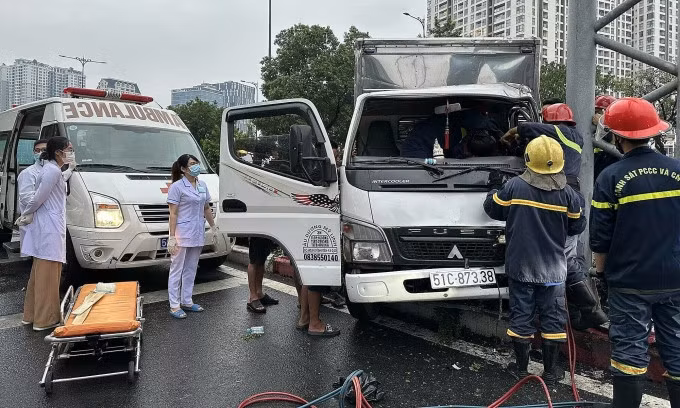Lực lượng cứu hộ đang giải cứu tài xế. Ảnh: Nguyễn Điệp