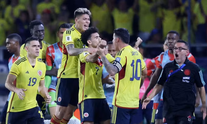Luis Diaz (số 7) mừng bàn gỡ hòa cho Colombia trước Brazil trên sân El Metro, thành phố Barranquilla, ở vòng loại World Cup 2026 tối 16/11/2023. Ảnh: Reuters