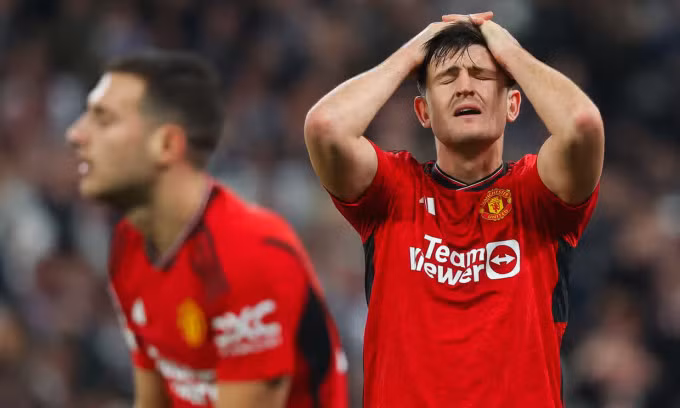 Trung vệ Harry Maguire ôm đầu sau khi Man Utd thua Copenhagen 3-4 trên sân Parken, Đan Mạch, tại lượt bốn bảng A Champions League ngày 8/11/2023. Ảnh: Danehouse