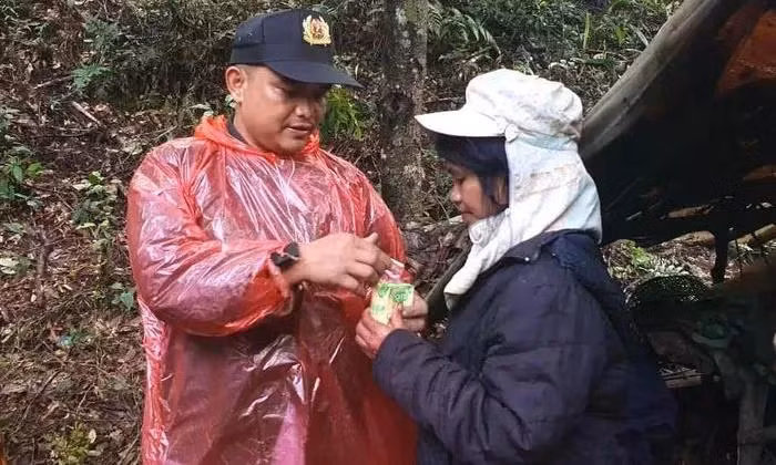 Thời điểm tìm thấy, chị Y Kinh có biểu hiện mệt mỏi, lo lắng, đang ngồi co rúm, run vì lạnh và sợ.