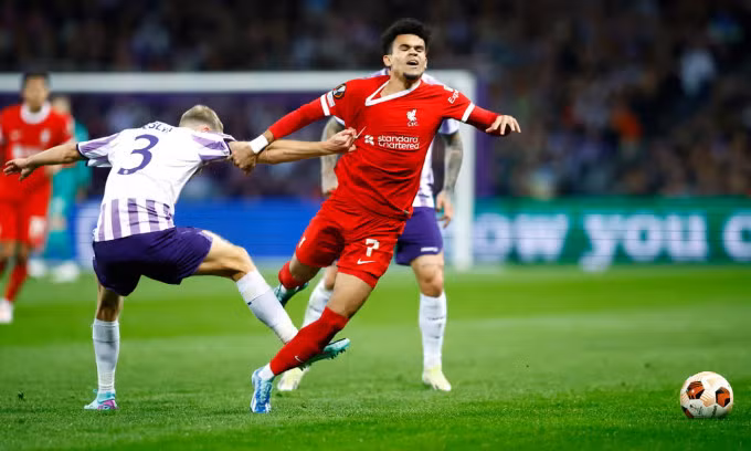 Tiền vệ Liverpool bị kéo ngã ở trận Toulouse gặp Liverpool tại lượt bốn bảng E Europa League tại Pháp tối 9/11/2023. Ảnh: Reuters