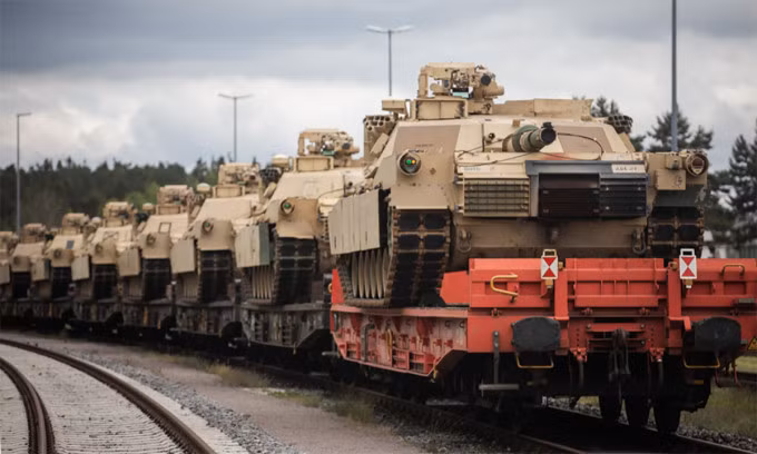 Xe tăng M1A1 của Mỹ chuyển tới Đức để huấn luyện binh sĩ Ukraine ngày 13/5. Ảnh: US Army
