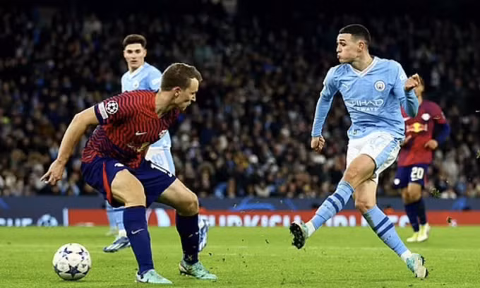 Foden (phải) gỡ hòa 2-2 cho Man City. Ảnh: Reuters