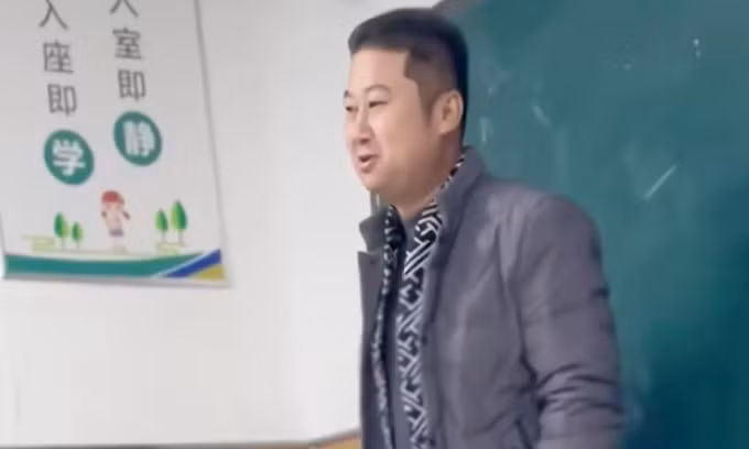 Người cha tin rằng con trai mình sẽ thành công vì có tinh thần mạnh mẽ và đang tiến bộ. Ảnh: Douyin