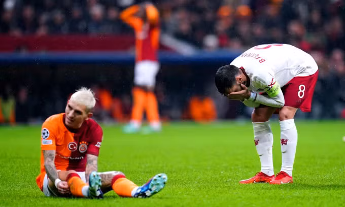 Đội trưởng Bruno Fernandes ôm mặt sau một cú sút trúng cột dọc, khi Man Utd hòa Galatasaray 3-3 trên sân Rams Park, thành phố Istanbul, Thổ Nhĩ Kì, bảng A Champions League tối 29/11/2023. Ảnh: PA
