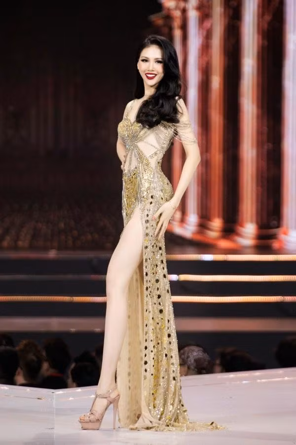 Bùi Quỳnh Hoa (SBD 224, Hà Nội) sinh năm 1998, cao 1m75 với số đo 3 vòng: 83-59-91 cm. 9X từng đạt giải Vàng Siêu mẫu Việt Nam 2018 (học trò đội Hương Giang). Bên cạnh việc ghi dấu ấn trong các tập truyền hình thực tế, trình diễn tự tin tại bán kết; Quỳnh Hoa còn cho thấy sự đầu tư, quyết tâm đạt vương miện khi mang tới dự án cộng đồng mang tên “Sống khỏe”. Đây là quỹ do cô thành lập với sứ mệnh chia sẻ sức khỏe tới những người phụ nữ ở nông thôn, đa sắc tộc và các hộ cận nghèo trên khắp Việt Nam. Dự án trao nhiều phần quà, bảo hiểm sức khỏe tới những hoàn cảnh khó khăn: cả phụ nữ, trẻ em và bệnh nhân tâm thần. Cô mong lan rộng hơn nữa quỹ từ thiện này và ấp ủ thêm dự án mở những lớp dạy nghề cho phụ nữ.
