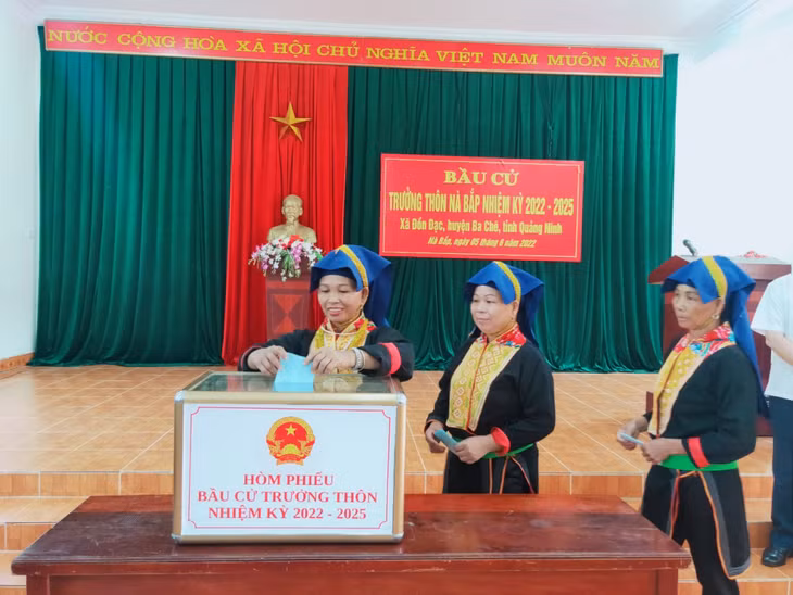 Cử tri thôn Nà Bắp, xã Đồn Đạc, huyện Ba Chẽ bỏ lá phiếu bầu ra trưởng thôn nhiệm kỳ 2022-2025. Ảnh: Bình Minh (CTV)