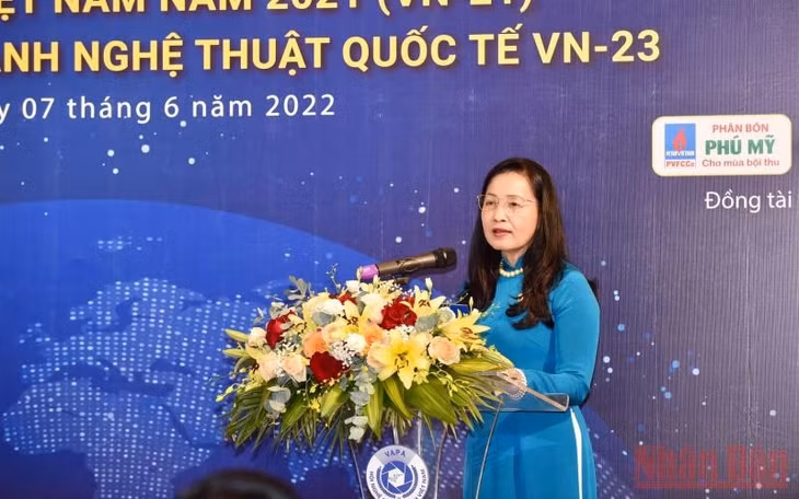 Nghệ sĩ nhiếp ảnh Trần Thị Thu Đông, Chủ tịch Hội Nghệ sĩ nhiếp ảnh Việt Nam phát biểu tại Triển lãm. (Ảnh: Trần Hải)