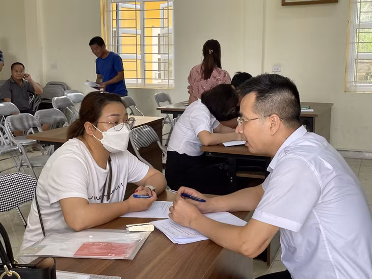 Trợ giúp viên pháp lý tư vấn pháp luật cho người dân tại hội nghị TGPL tại huyện Bình Liêu, tháng 5/2022.