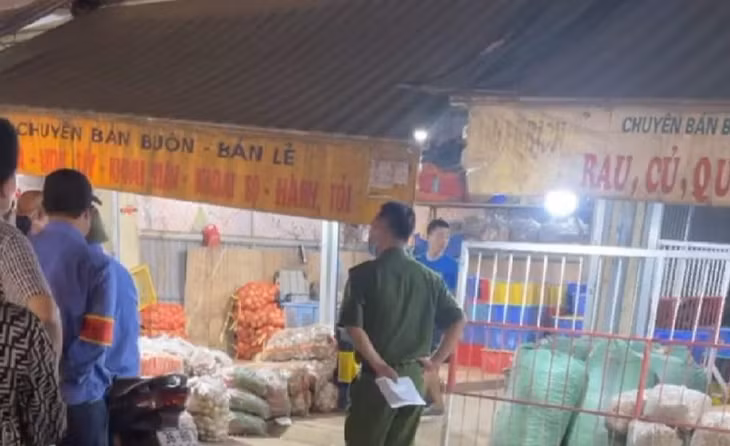 Công an có mặt tại bảo vệ hiện trường.