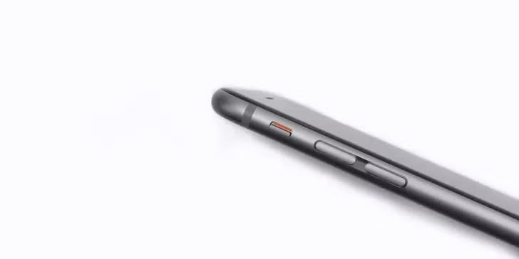 Công tắc "chuông/im lặng" nằm trên các nút âm lượng của iPhone, vạch màu cam biểu thị chế độ "Im lặng".
