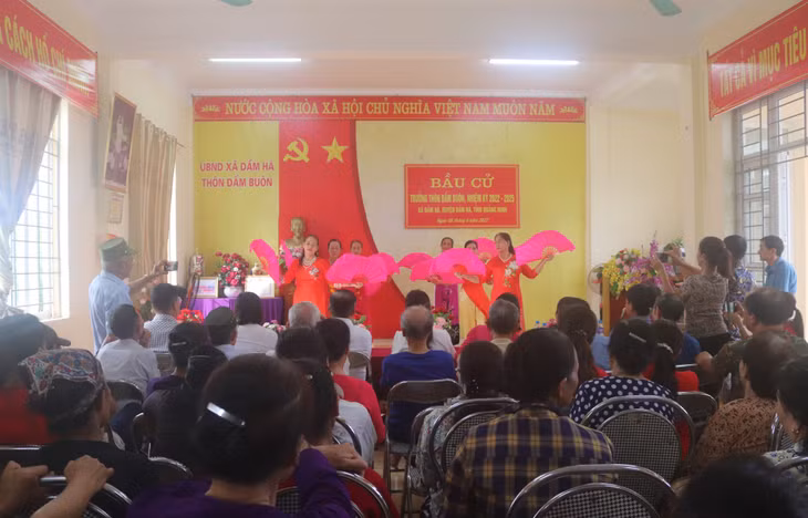 Nhiều thôn, khu trên địa bàn huyện Đầm Hà còn tổ chức những tiết mục văn nghệ đặc sắc, tạo không khí tươi vui, rộn ràng cho ngày bầu cử.