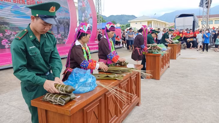Đoàn viên Chi đoàn Đồn Biên phòng Pò Hèn tham gia gói bánh chưng tại Ngày hội văn hóa các dân tộc xã Hải Sơn (Móng Cái)