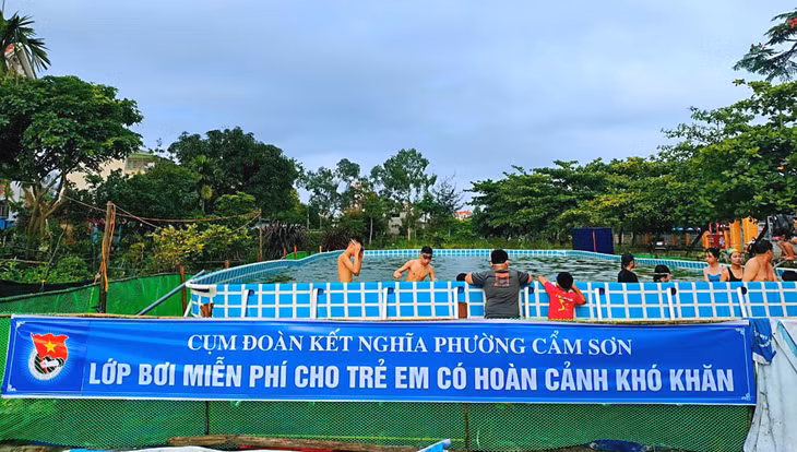 Dạy bơi cho trẻ.