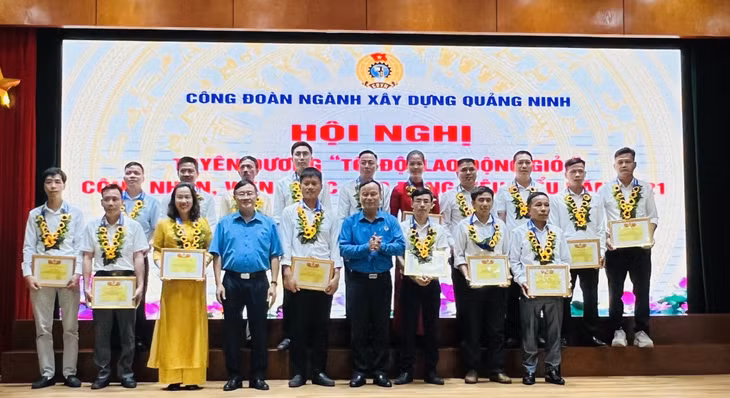 Công đoàn ngành Xây dựng tổ chức tuyên dương công nhân tiên tiến tiêu biểu dịp Tháng Công nhân.