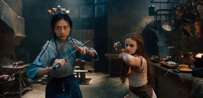 Cảnh phim The Princess có sự xuất hiện của Ngô Thanh Vân và Joey King. Ảnh: Hulu.