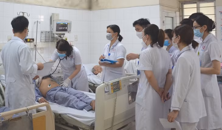 Bác sĩ Nguyễn Thị Thoa, Trưởng khoa Nội tim mạch (Bệnh viện Đa khoa tỉnh), Chủ tịch Hội tim mạch Quảng Ninh, thăm khám cho người bệnh tim mạch.