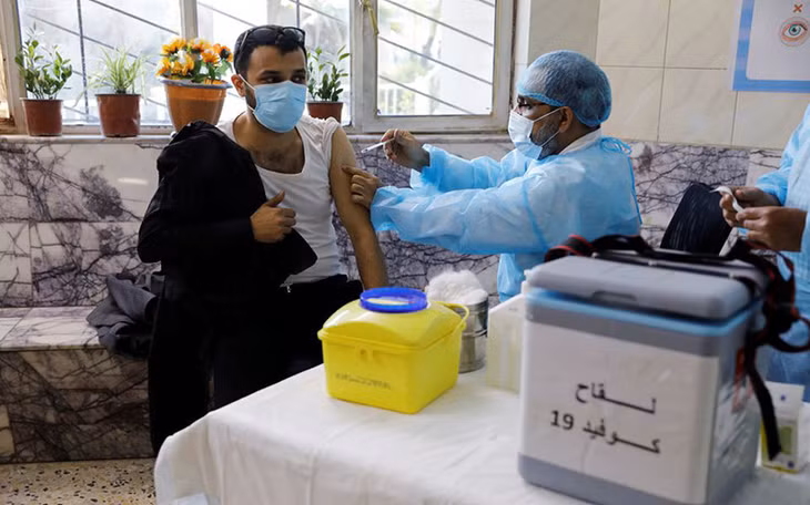 Tiêm vaccine ngừa Covid-19 tại thủ đô Baghdad, Iraq, ngày 2/3/2021. (Ảnh: Reuters)