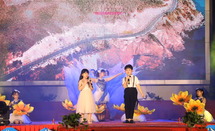 Các ca khúc ca ngợi quê hương, đất nước được học sinh lớp thanh nhạc thể hiện.