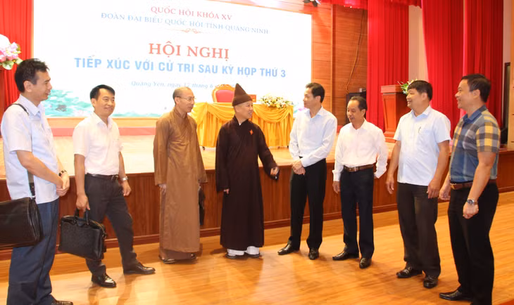 ĐBQH Thích Thanh Quyết trao đổi trò chuyện với đại biểu cử tri TX Quảng Yên.