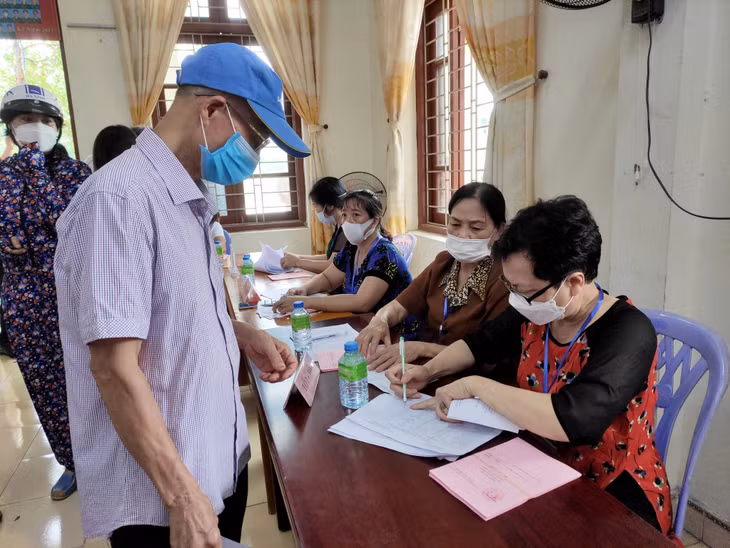 Đông đảo cử tri TP Uông Bí đi bầu cử đúng giờ trong không khí rộn ràng, náo nức.