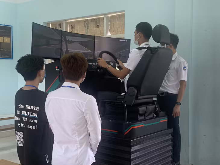 Học viên Trường Cao đẳng Than - Khoáng sản Việt Nam học trên mô hình ca bin lái xe.