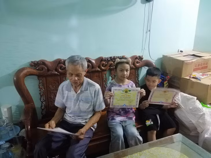 Ông Đào Quốc Hùng, Trưởng ban khuyến học dòng họ Đào (xã Đầm Hà, huyện Đầm Hà) tổng hợp thành tích học tập của các cháu.