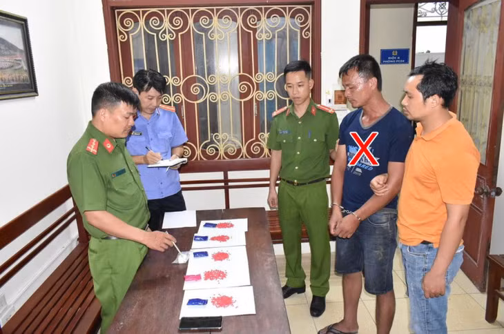 Trần Ngọc Sơn (X) cùng tang vật bị lực lượng Công an thu giữ.