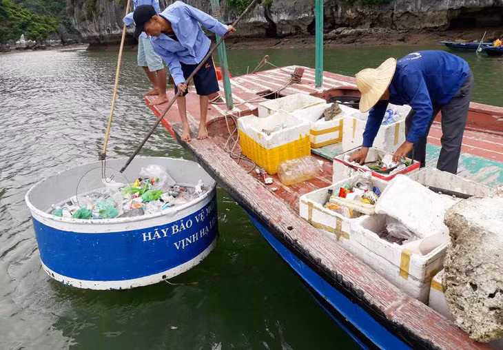 Thu gom rác thải trên Vịnh Hạ Long.