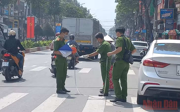 Lực lượng Công an thành phố Biên Hòa tiến hành khám nghiệm hiện trường.