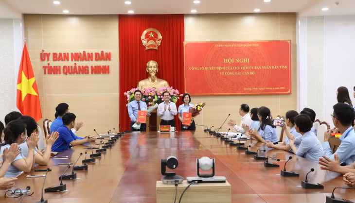 Đồng chí Bùi Văn Khắng, Phó Chủ tịch UBND tỉnh, trao quyết định của Chủ tịch UBND tỉnh về công tác cán bộ cho hai đồng chí: Nguyễn Hải Vân và Phạm Hồng Thái.