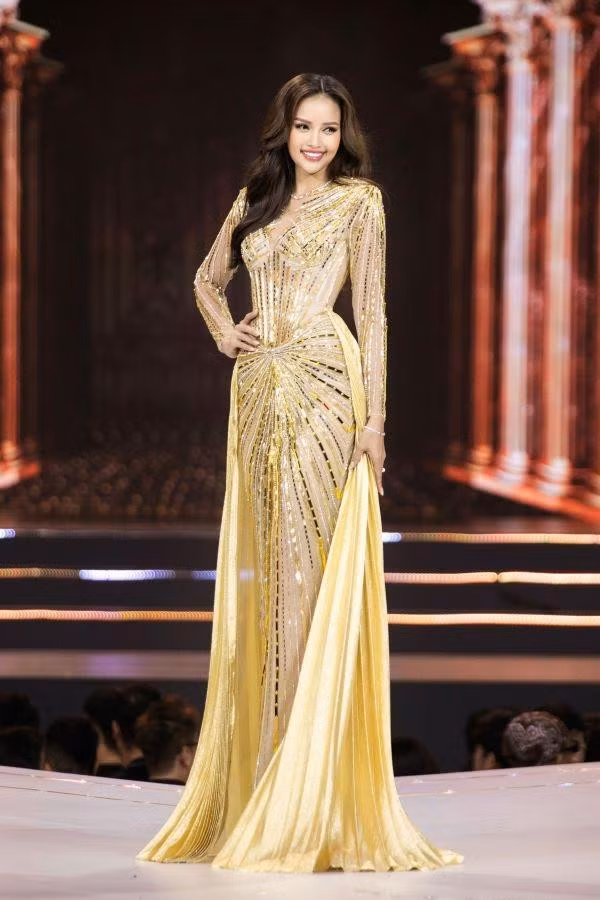 Quán quân Vietnam's Next Top Model 2016, Top 10 Hoa hậu Siêu quốc gia 2019 - Nguyễn Thị Ngọc Châu (SBD 314, Tây Ninh) có gương mặt xinh đẹp, kỹ năng trình diễn chuyên nghiệp, thân hình nóng bỏng với chiều cao 1m74 và số đo 3 vòng 81-63-92,5 cm. Ngọc Châu dung hòa các tiêu chí: từ nhan sắc, hình thể, bản lĩnh sân khấu, kỹ năng tiếng Anh. Tại bán kết, cô giành 2 giải thưởng phụ: Hình thể đẹp nhất và Top 4 Người đẹp Bản lĩnh (danh hiệu Đại sứ Môi trường) cùng Top 10 ứng xử, tiếng Anh, trình diễn trước đó. Điều cản trở người đẹp đến vương miện là sự thể hiện chưa đột phá, ít sự mới mẻ và tiềm năng phát triển xa; cách trả lời ứng xử đôi khi còn khuôn mẫu sẽ không phải là lợi thế nếu vào Top 5 với 2 vòng thi ứng xử quyết định.