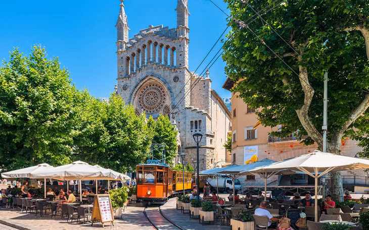 Majorca cấm du khách mặc áo bóng đá vào nhà hàng (Ảnh: roadaffair.com)