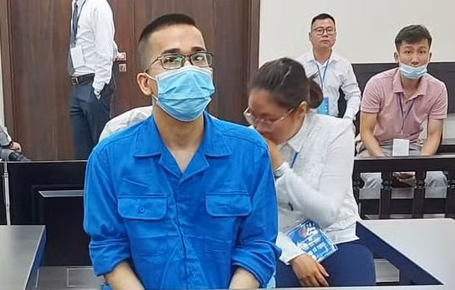 Bị cáo Hoàng Việt Trung (áo xanh) tại phiên toà.