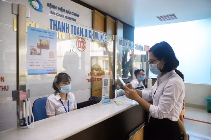 Bệnh viện Bãi Cháy triển khai phương thức thanh toán viện phí không dùng tiền mặt bằng QR Pay trên ứng dụng ngân hàng di động.