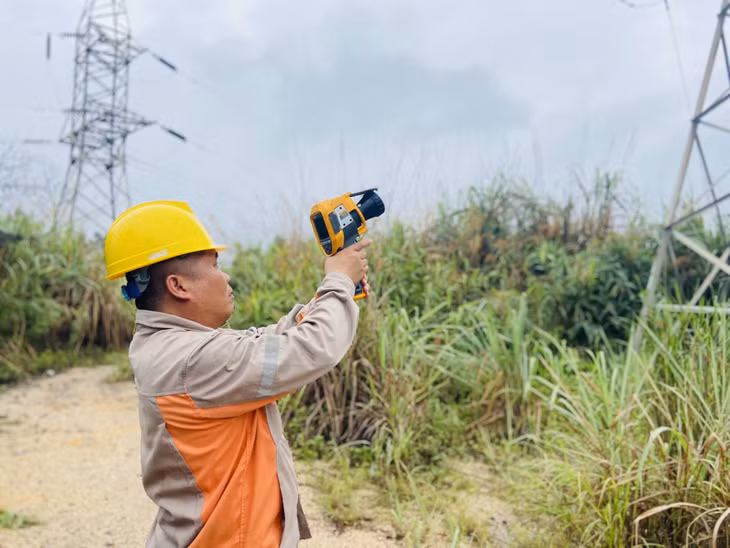 Cán bộ kỹ thuật Đội quản lý đường dây cao thế Quảng Ninh tiến hành kiểm tra bằng camera nhiệt để theo dõi chế độ mang tải đường dây 110kV vào giờ cao điểm và thời tiết nắng nóng.