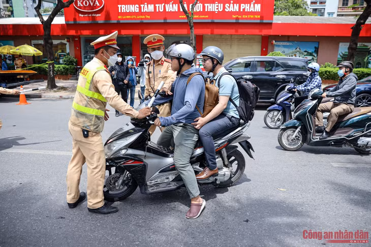 CSGT tăng cường xử lý vi phạm nồng độ cồn.