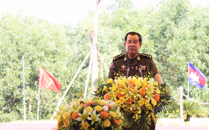 Thủ tướng Campuchia Hun Sen trò chuyện với nhân dân Việt Nam tại điểm đầu tiên ông đặt chân sang Việt Nam tìm đường cứu nước sau 45 năm.